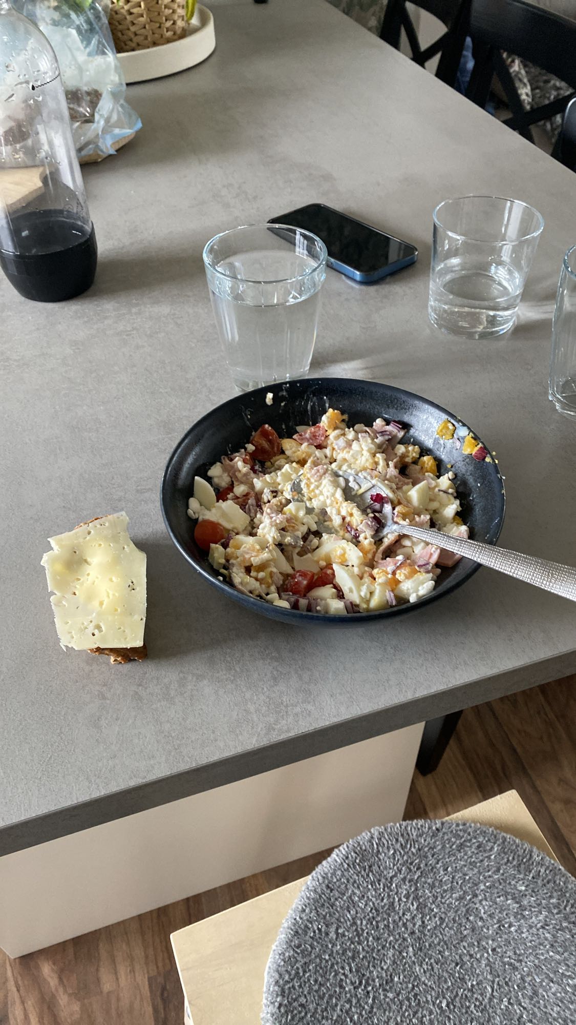 Omelettsallad med kesoröra och ostbröd