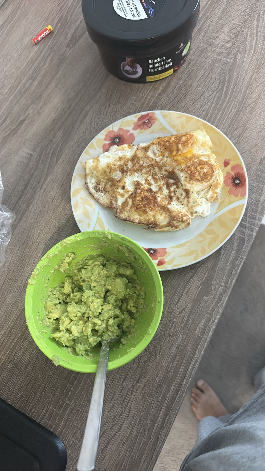 Eier mit Avocado, Vollkornknäckebrot und Putenbrust