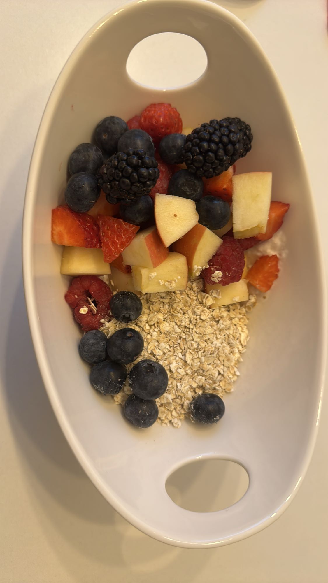 Früchte mit Haferflocken und Skyr Joghurt (Erdbeer)