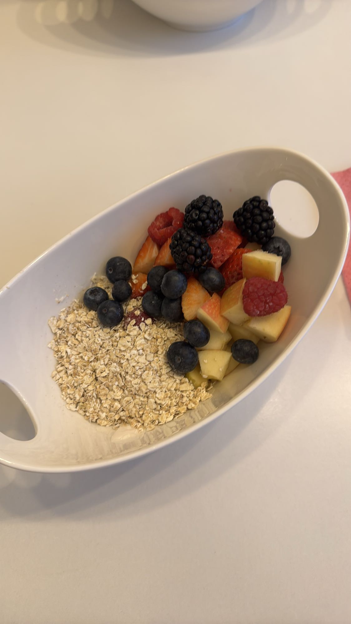Haferflocken mit Früchten und Skyr Erdbeere