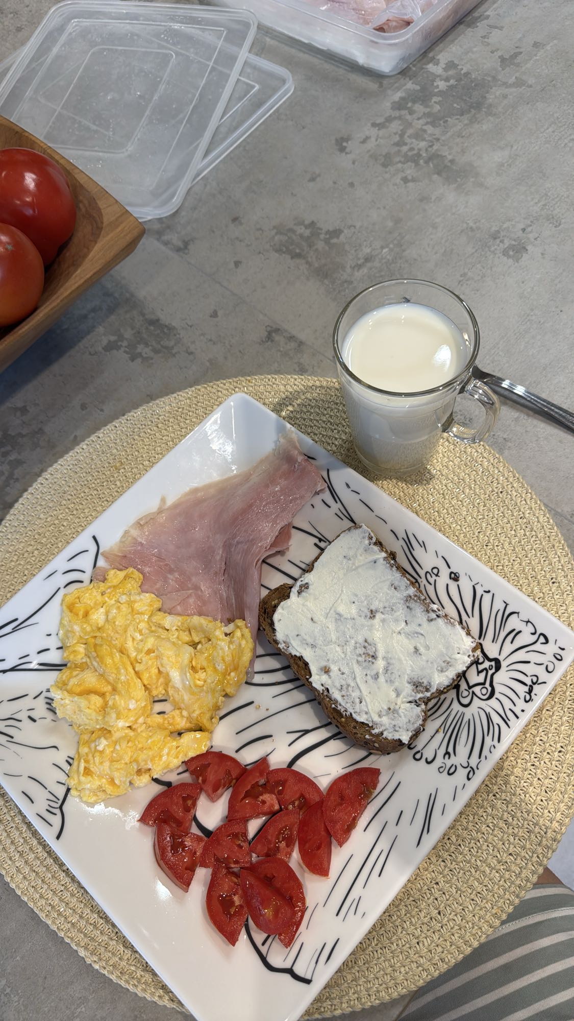 Desayuno con huevo y pan