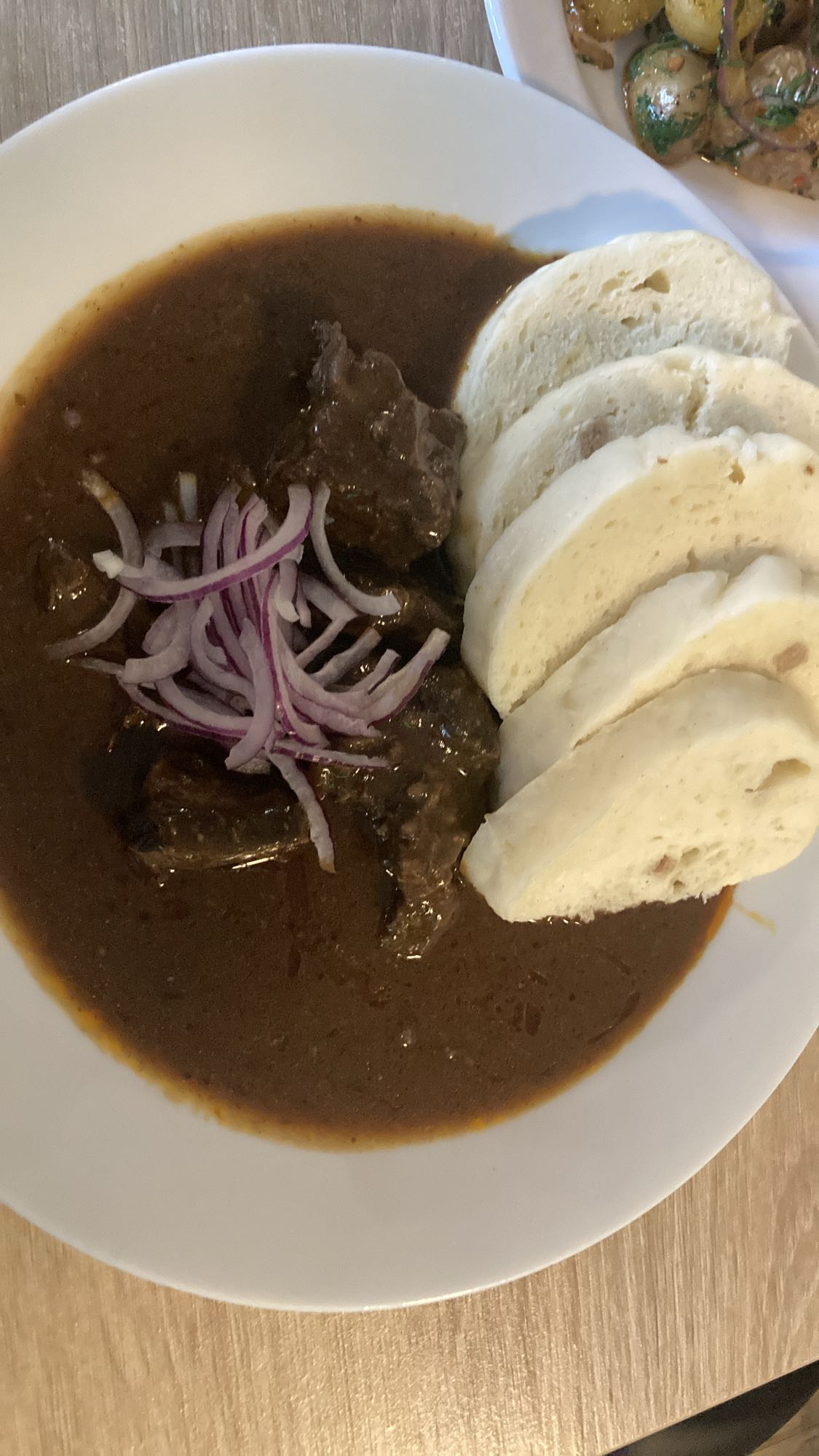 Hovězí guláš s knedlíkem