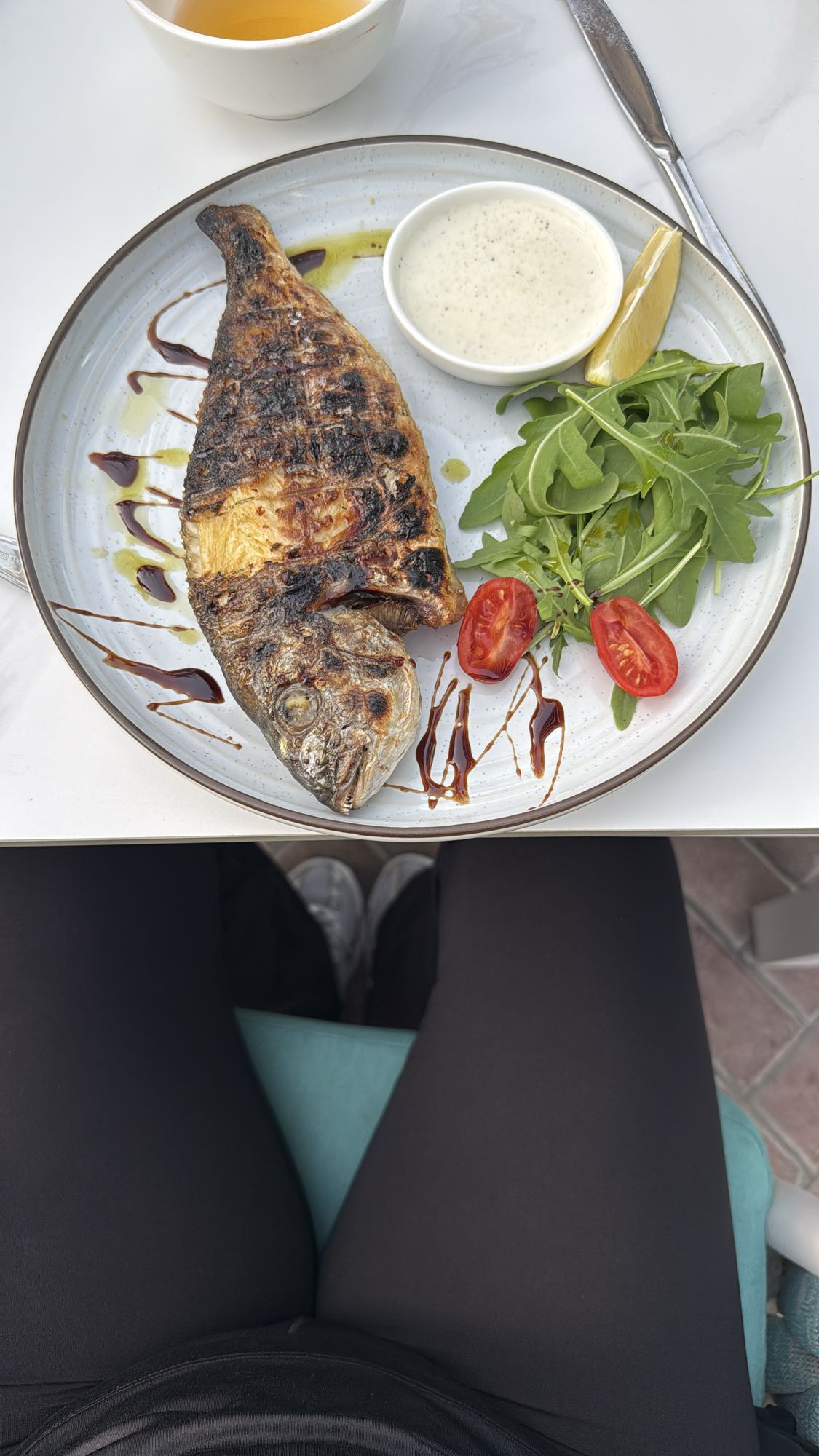 Запечённая рыба с салатом