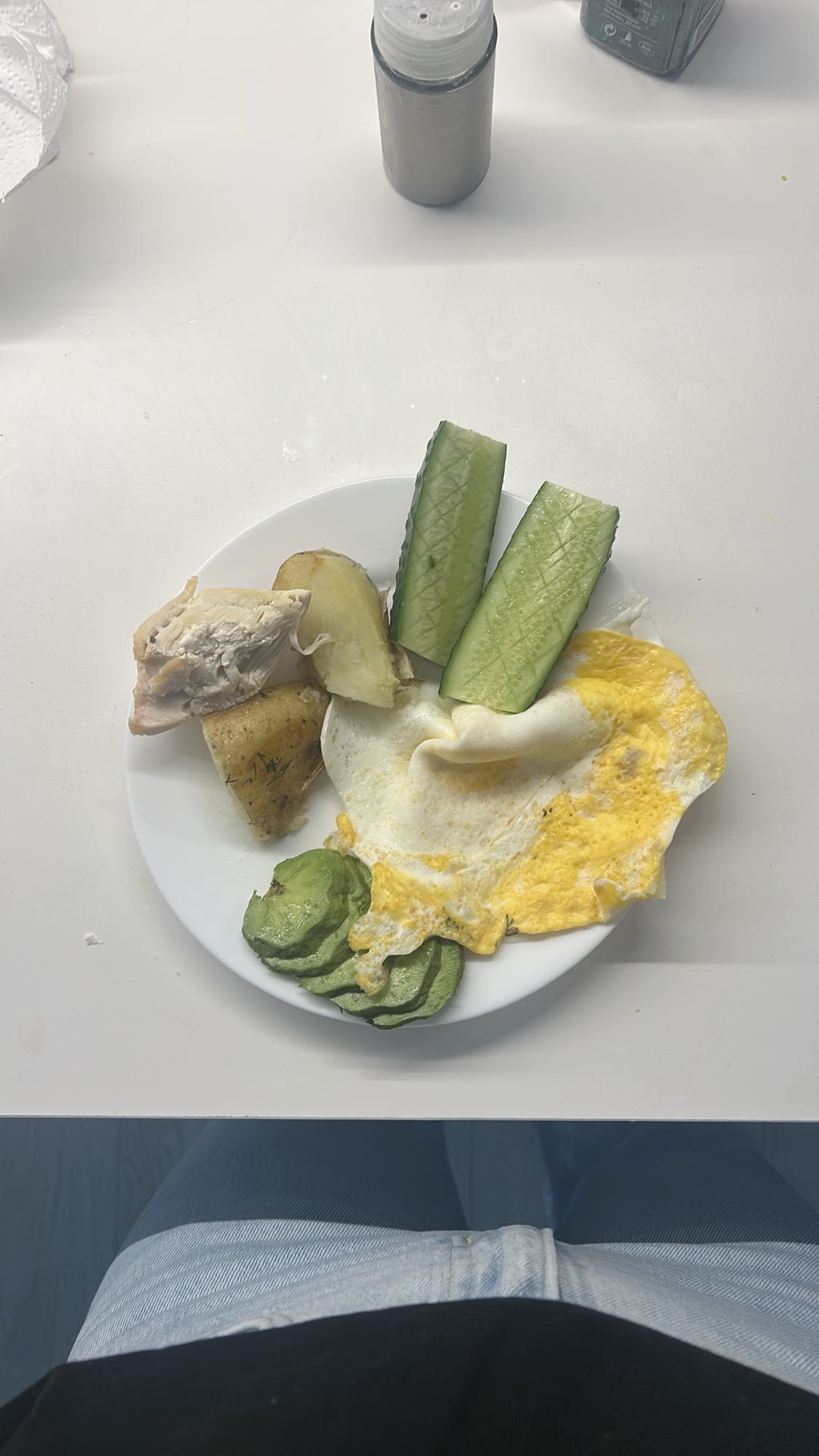 Завтрак с яйцом и курицей