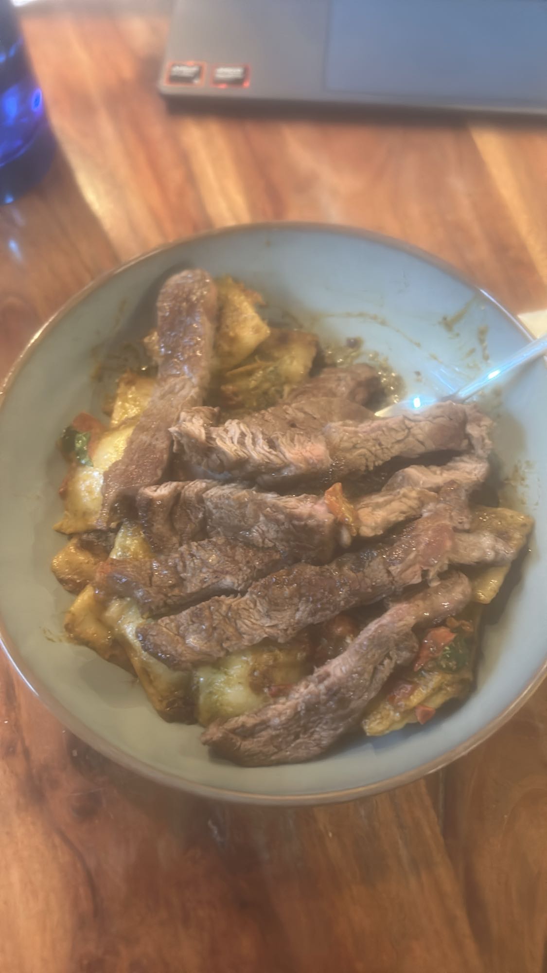 Carne con pasta y queso