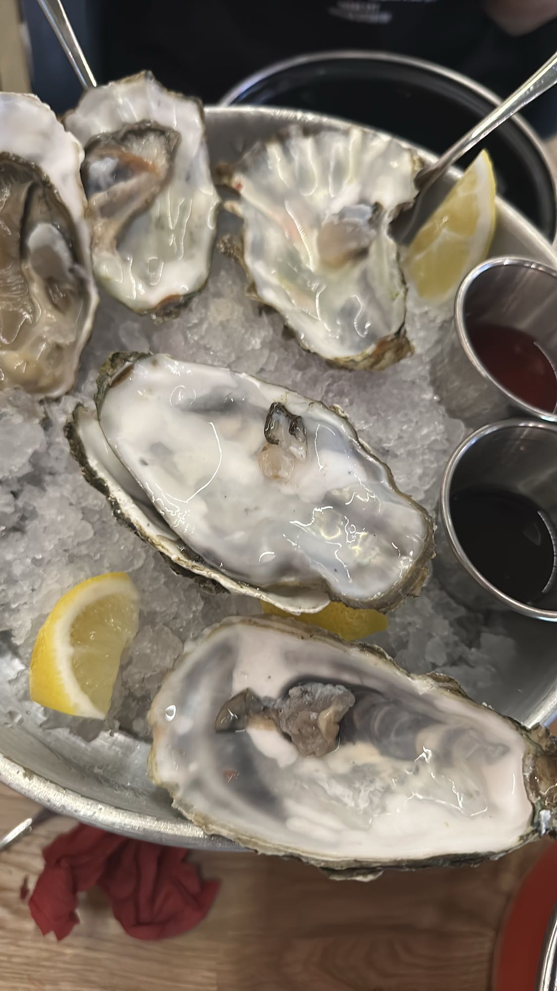 Свежие устрицы