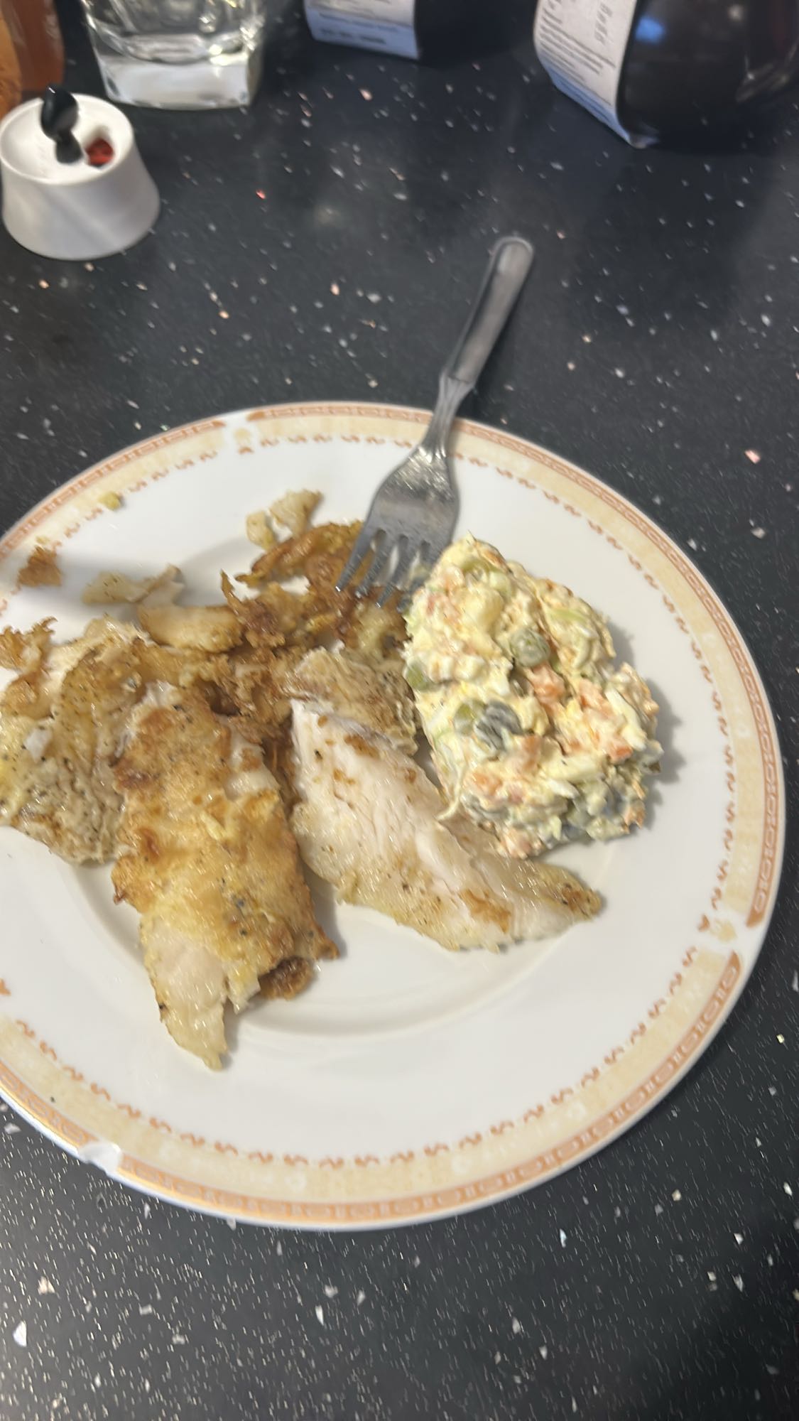 Ryba z sałatką jarzynową