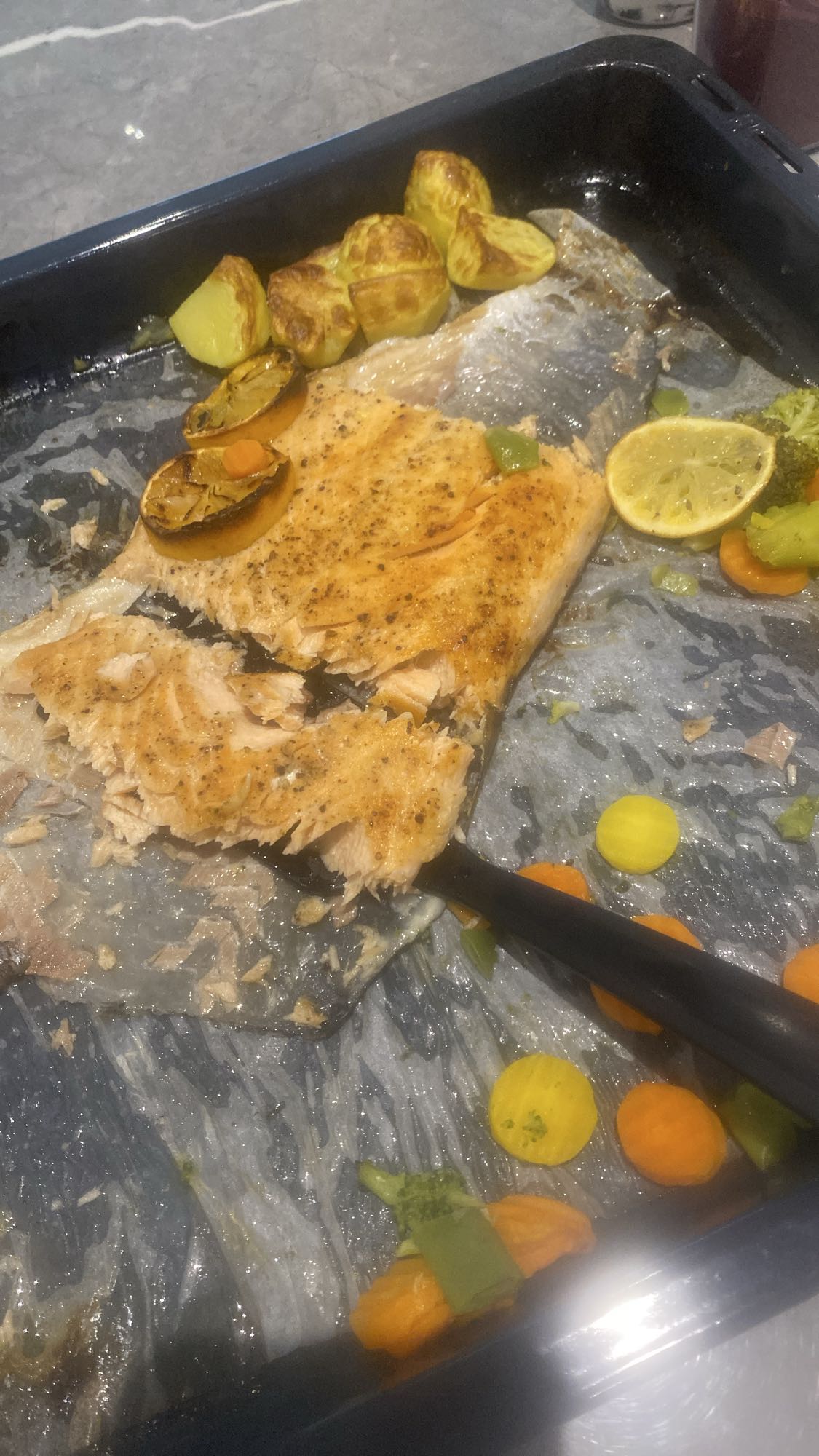 Ugnsbakad lax med grönsaker