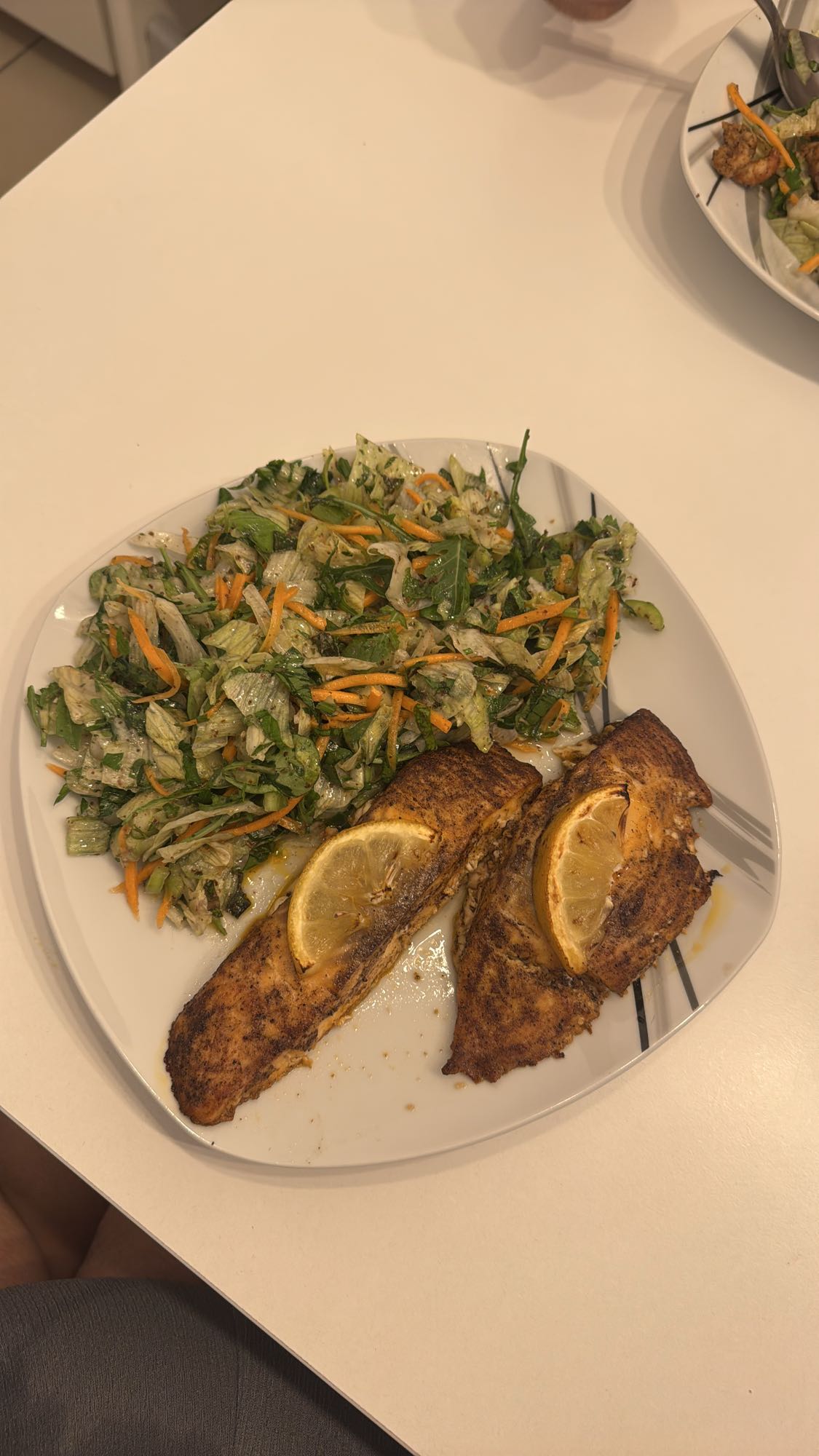 Lachs mit gemischtem Salat