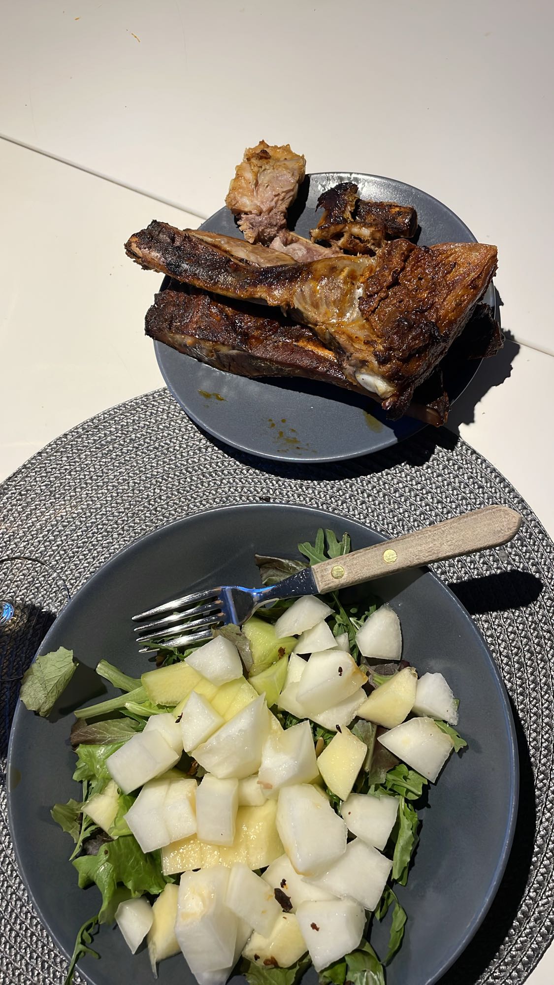 Grillade revben med sallad