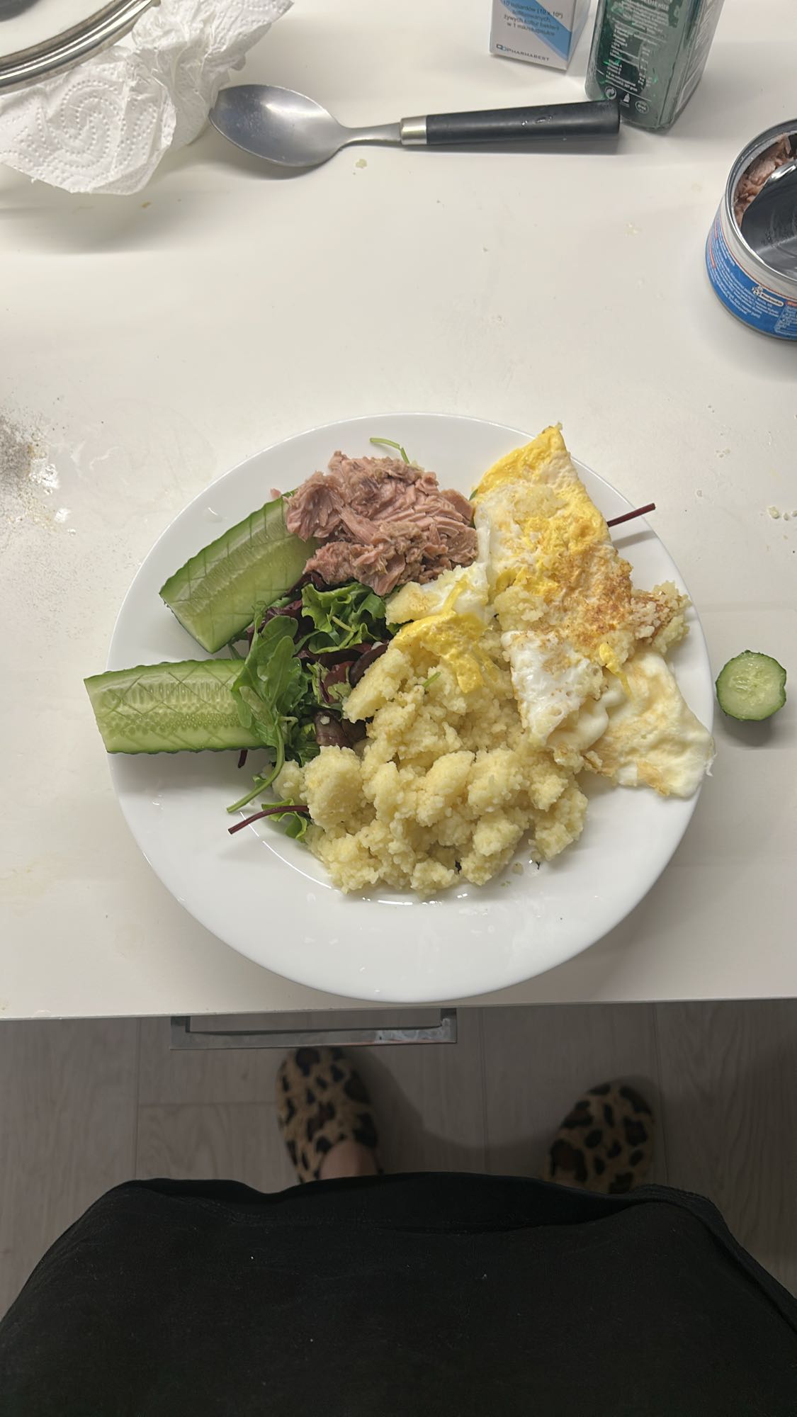 Тунец с яйцом и кускусом