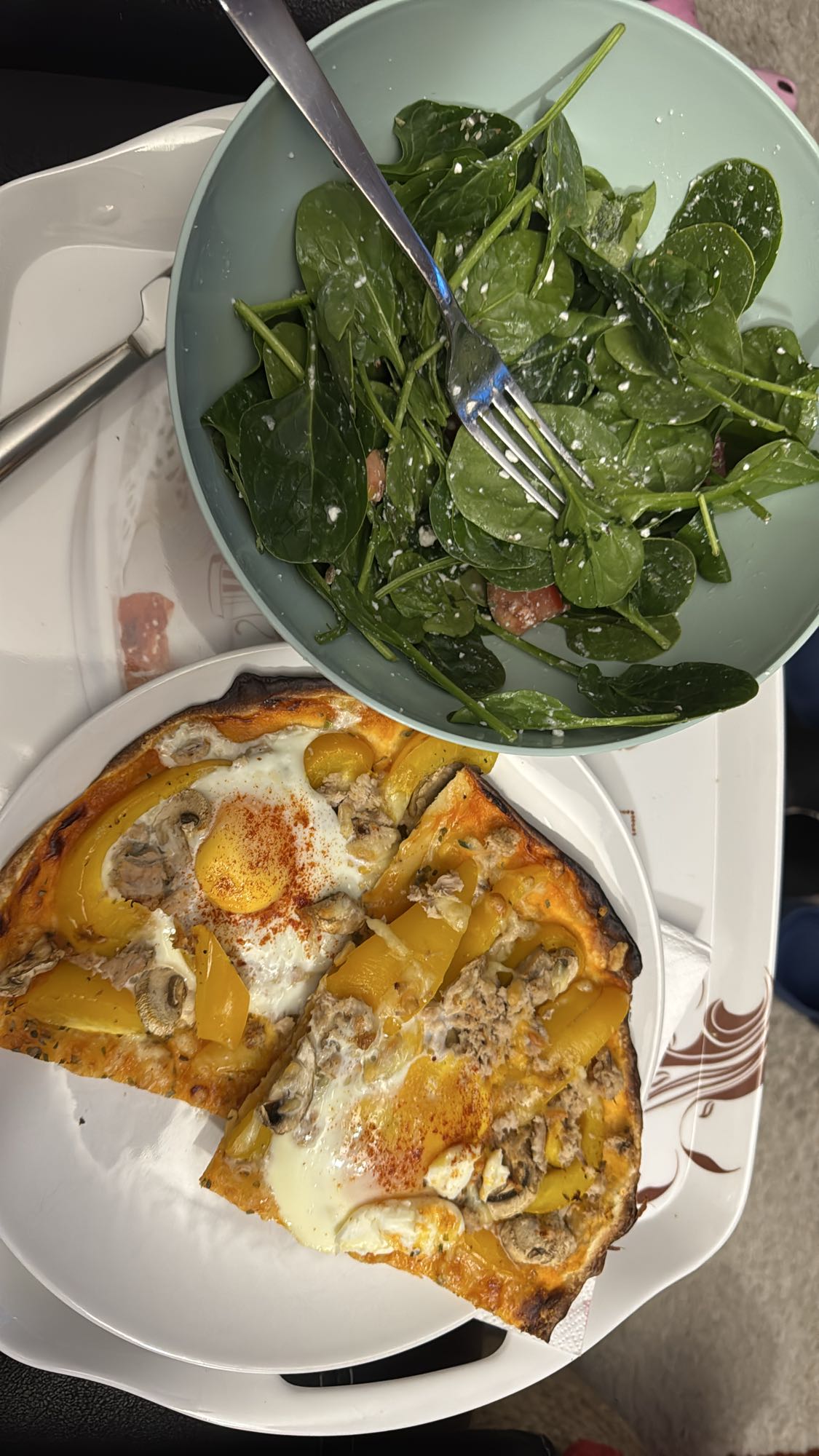 Pizza con ensalada