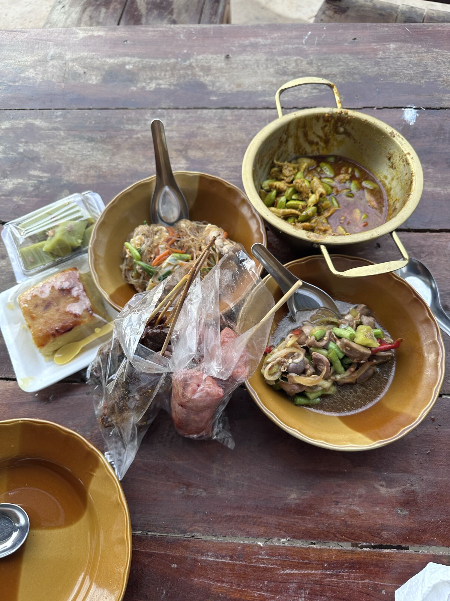 Comida tailandesa variada