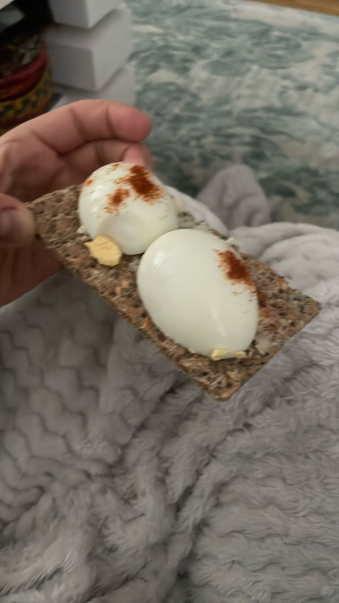 Ägg på knäckebröd