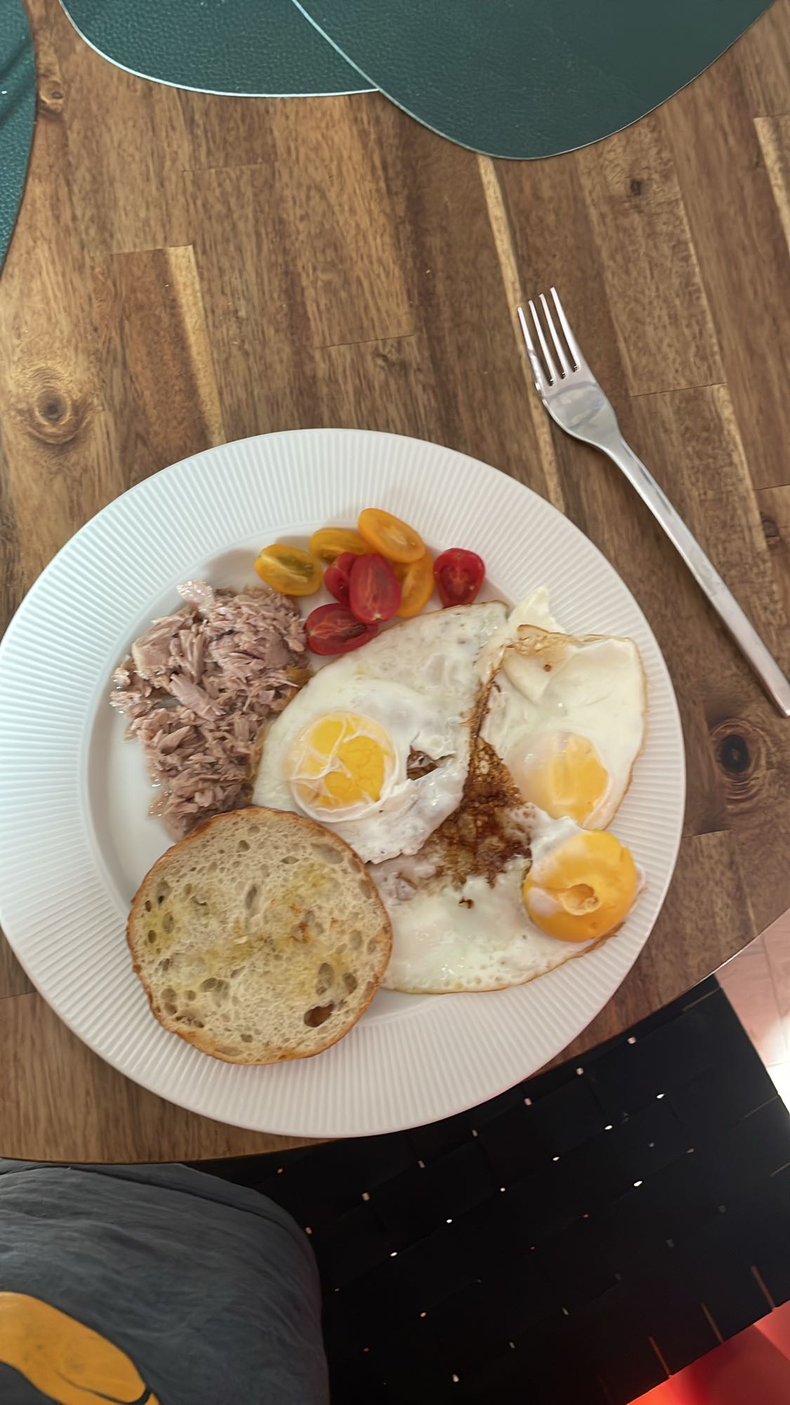 Jajka z tuńczykiem i chlebem