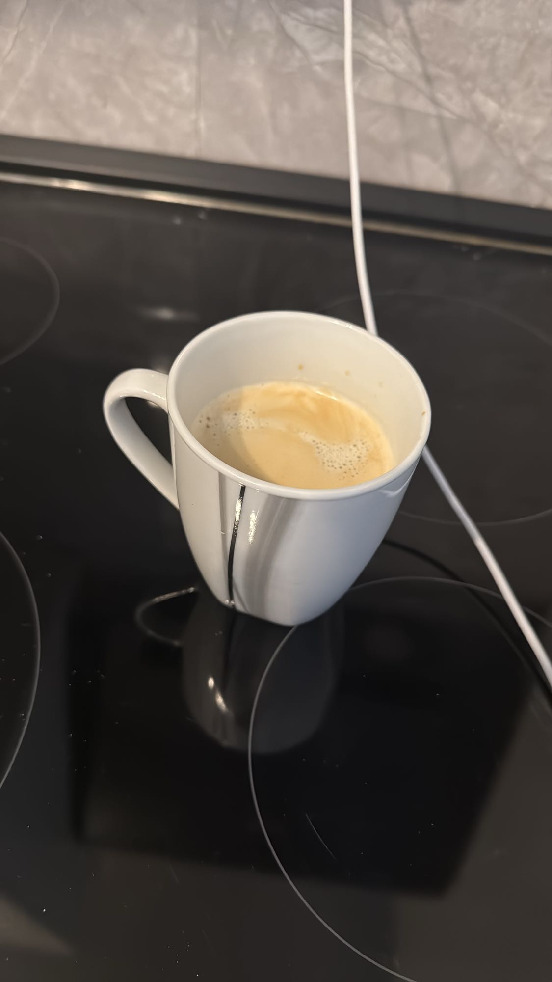 Tasse Kaffee mit Weißer und Zucker