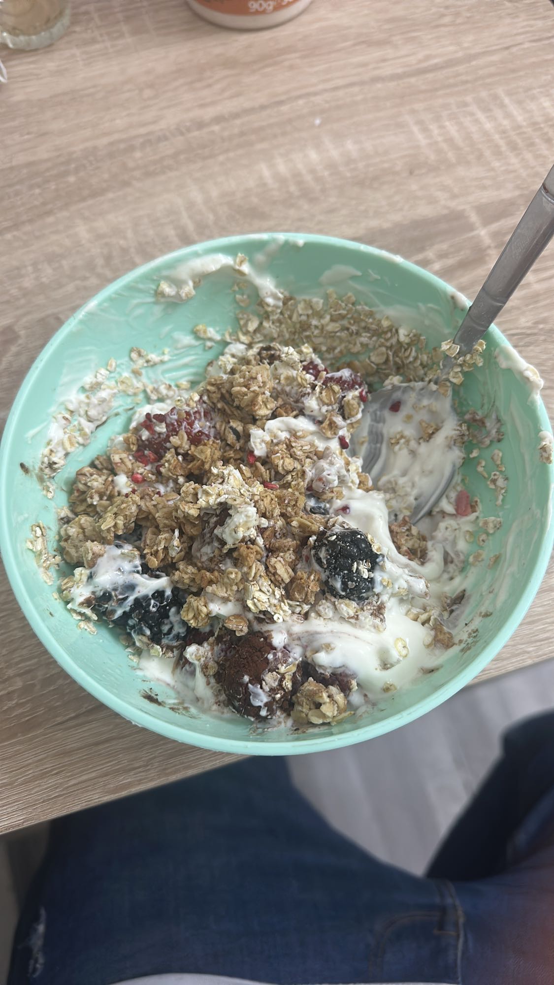 Sky Joghurt mit Waldfrüchten, Bio Knusper Müsli Beeren und Haferflocken