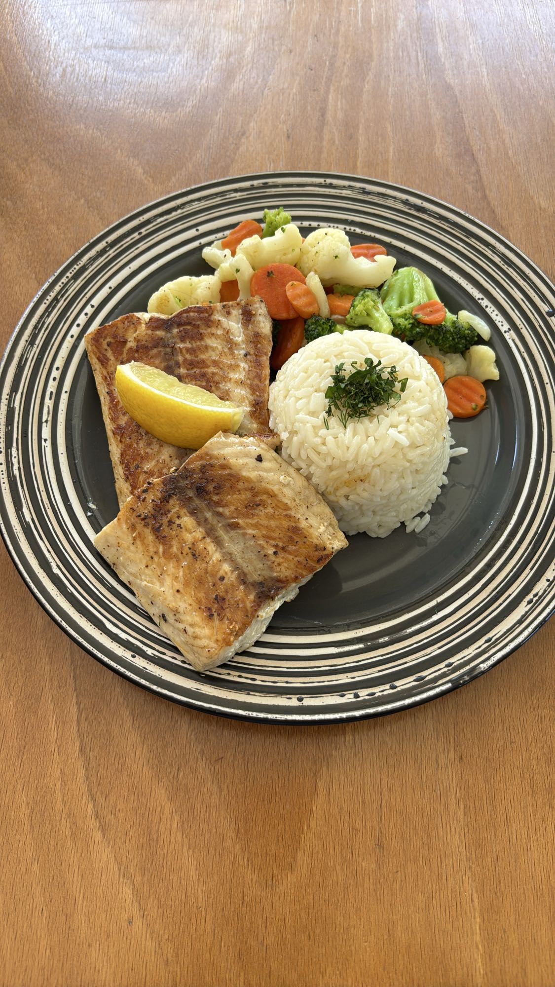 Pescado con arroz y verduras