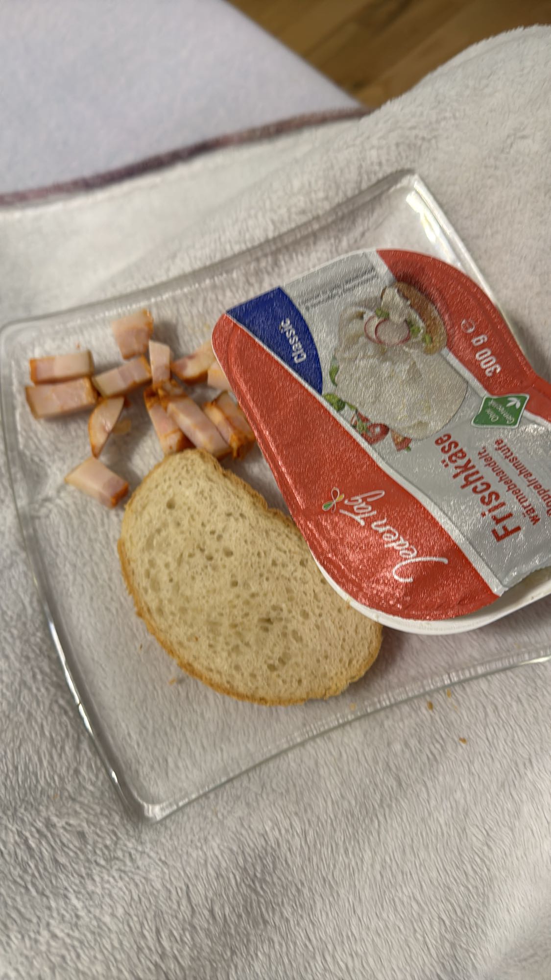 Brot mit Käse und Wurst