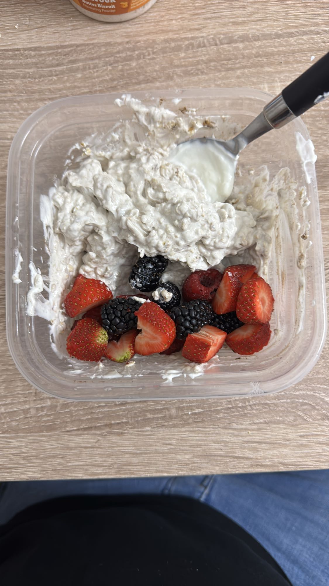 Haferflocken mit Früchten und Skyr