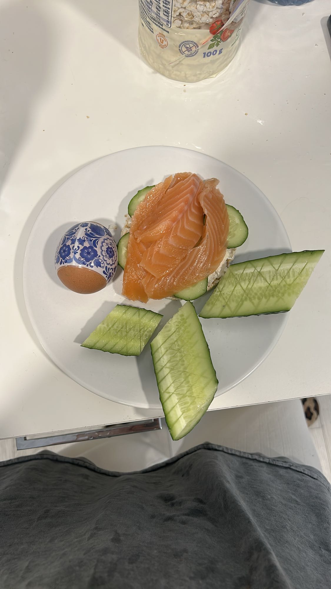 Лосось с огурцом и яйцом