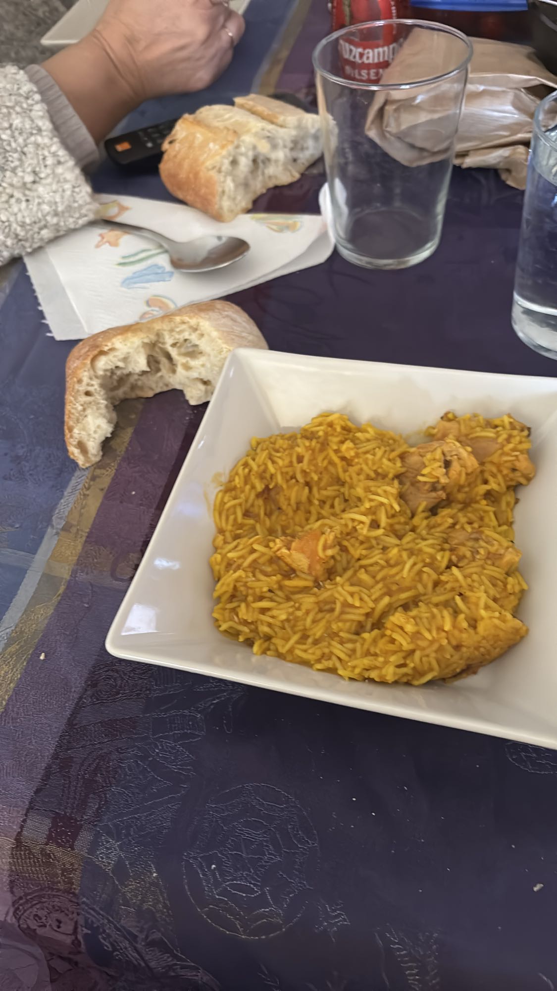 Arroz con pollo y pan