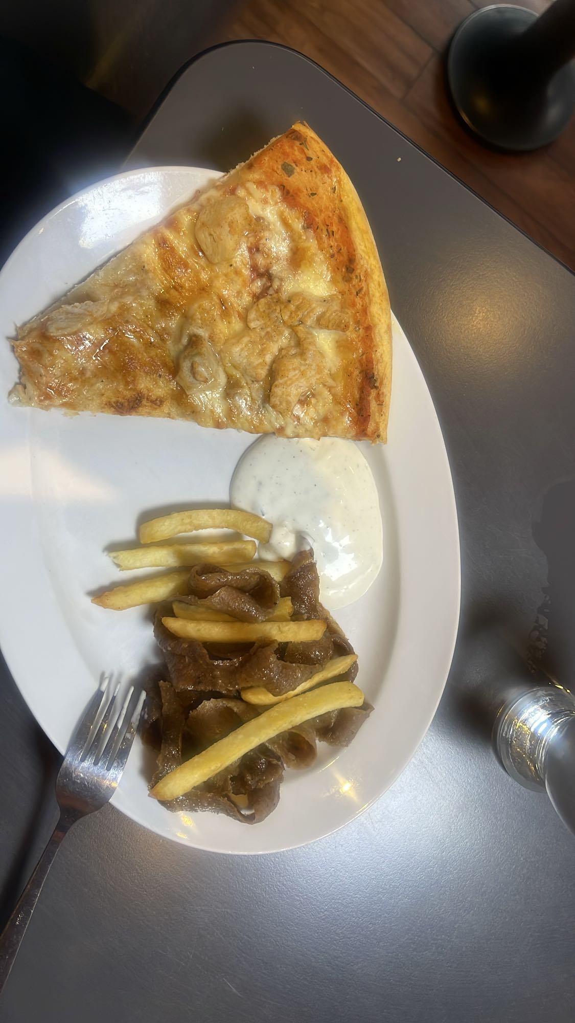 بيتزا وشاورما مع بطاطس