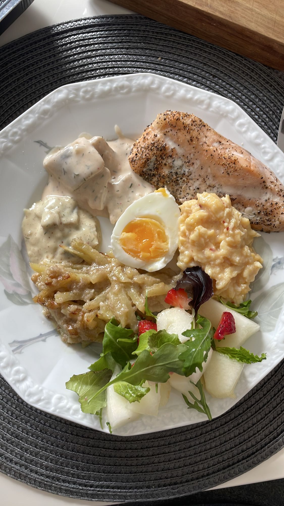 Lax med potatis och sallad