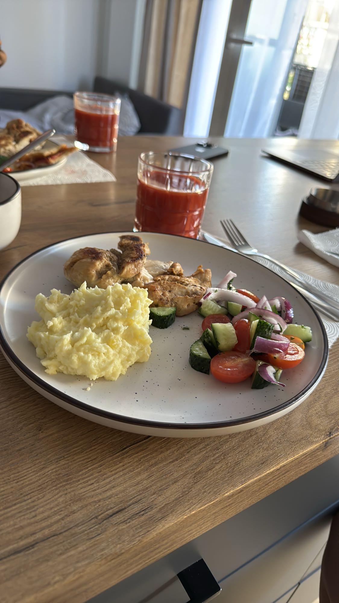 Курица с пюре и салатом