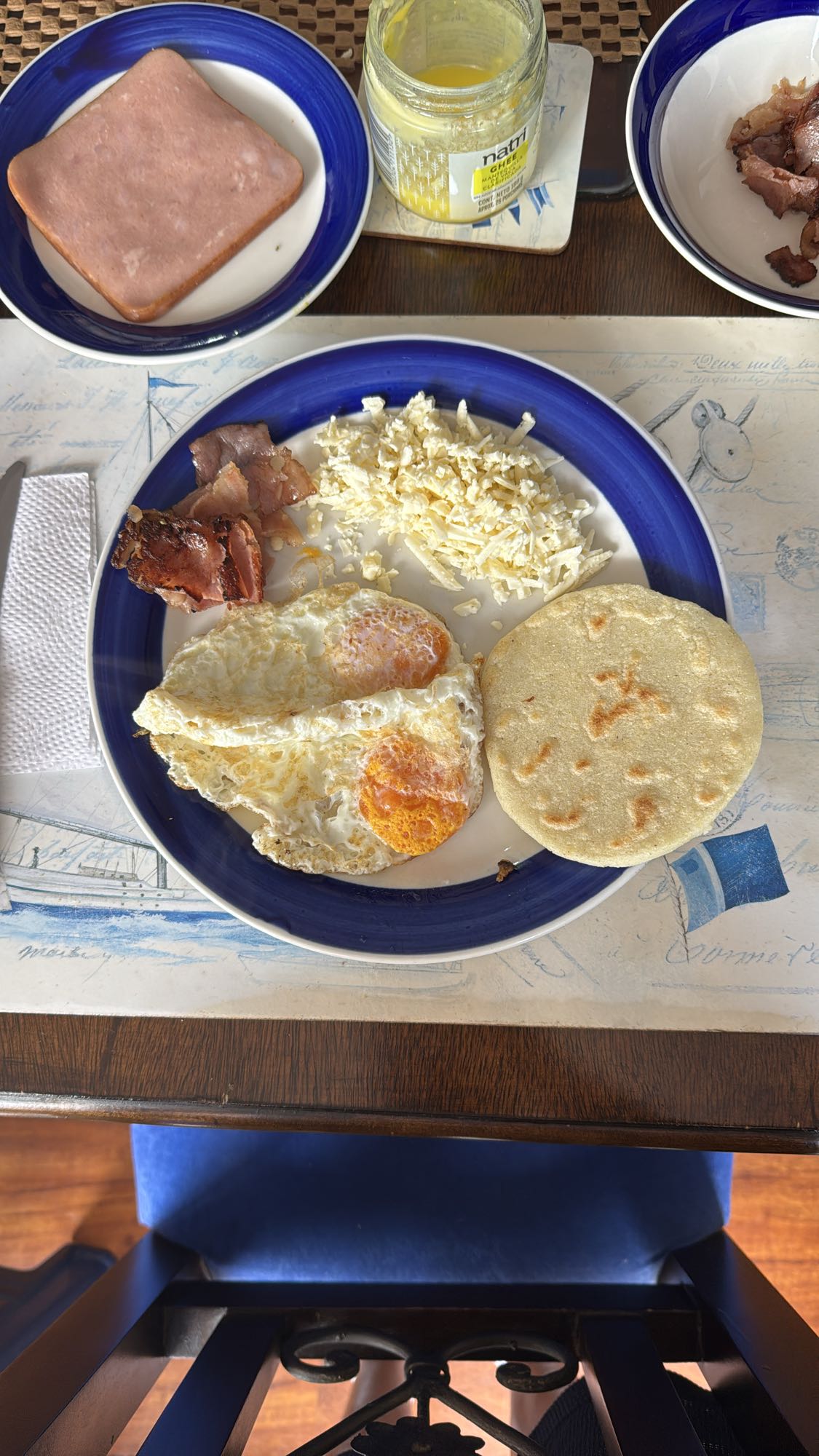 Desayuno con huevos y arepa