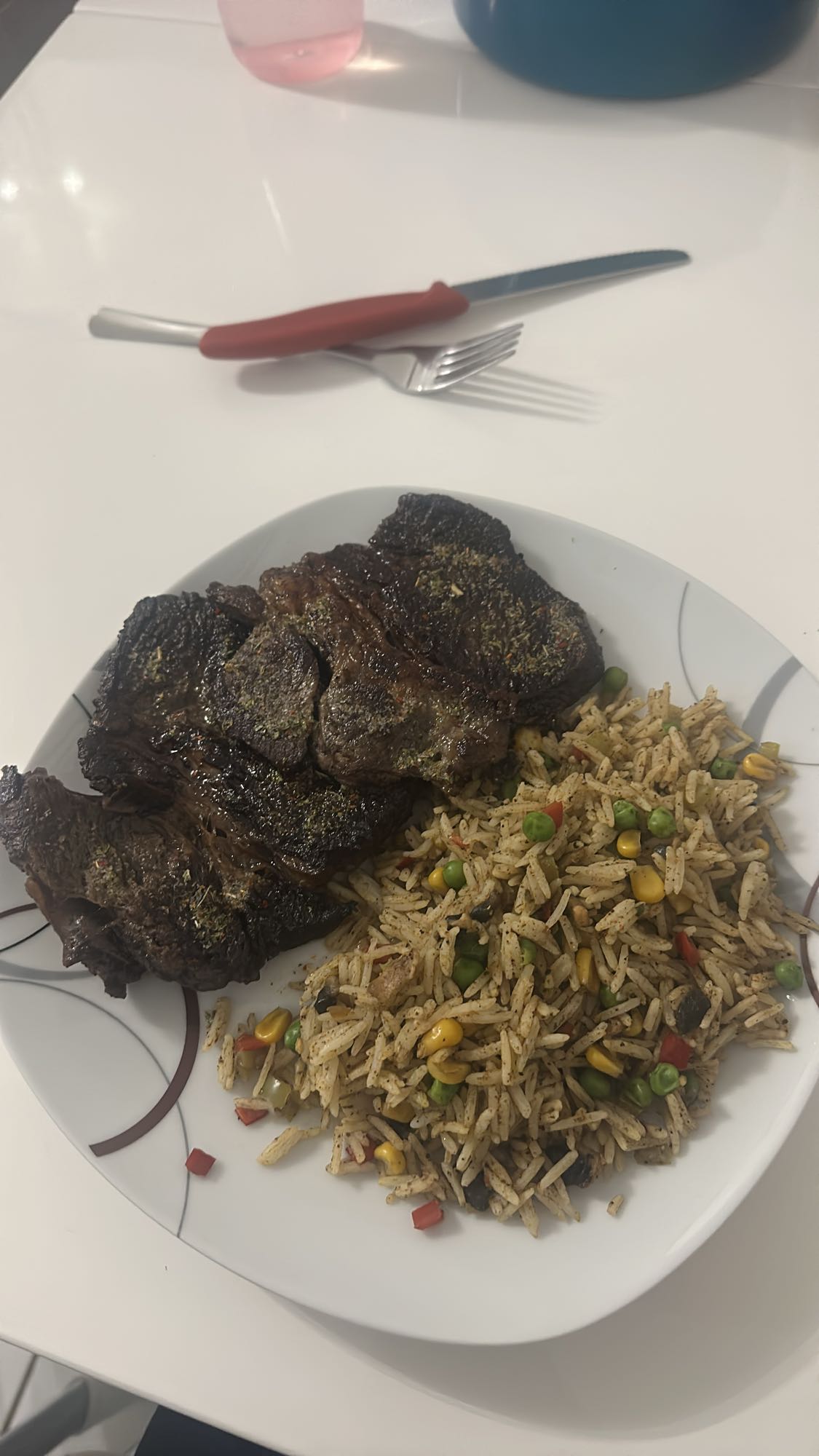 Gegrilltes Rindfleisch mit dunklem Reis