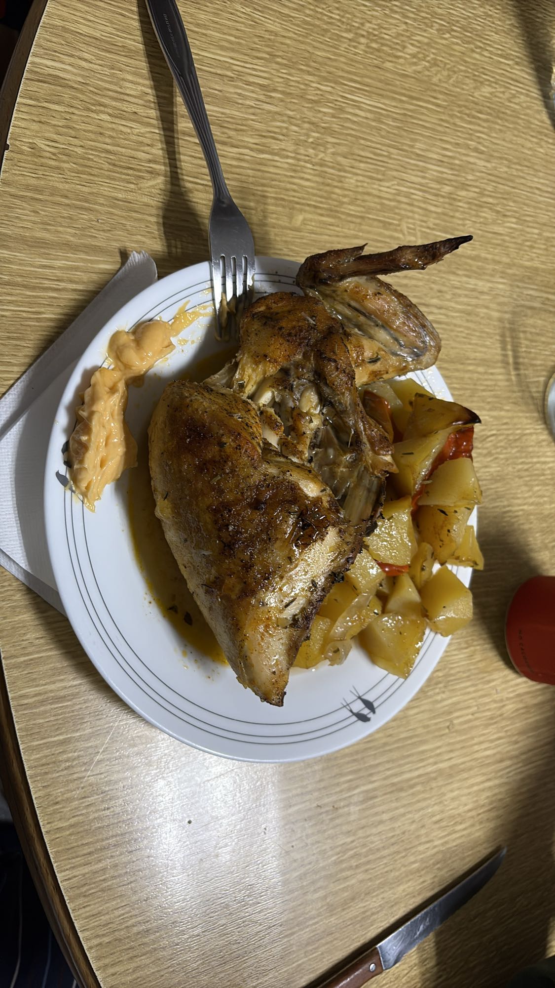Pollo con patatas y pimiento rojo al horno