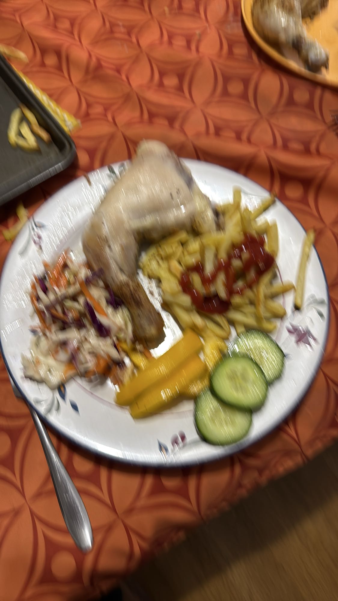 Poulet frites salade de chou avec légumes piments et concombres