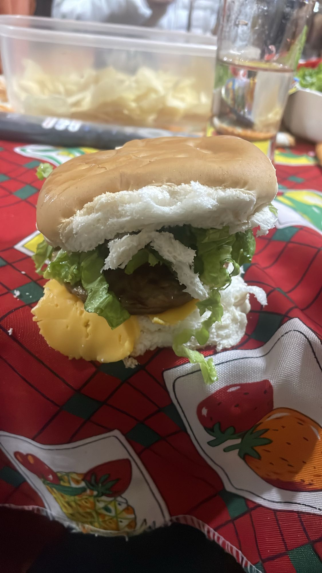 Hamburguesa con queso cheddar y vegetales