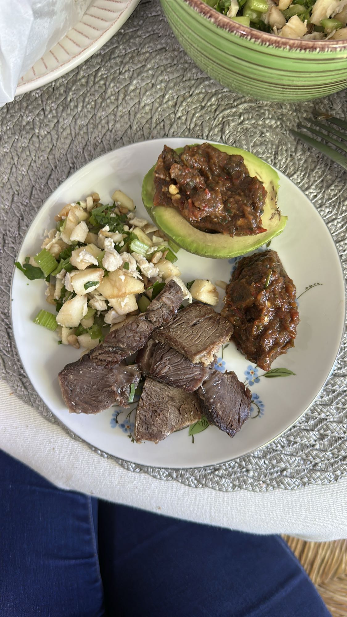 Говядина с салатом и авокадо