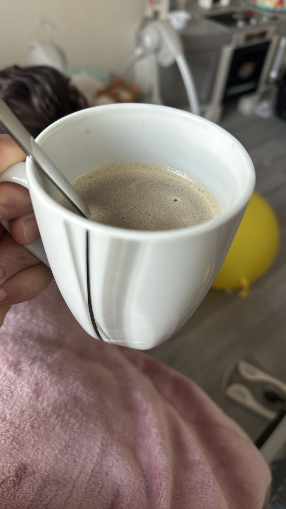 Kaffee mit Zucker und Kaffeeweißer