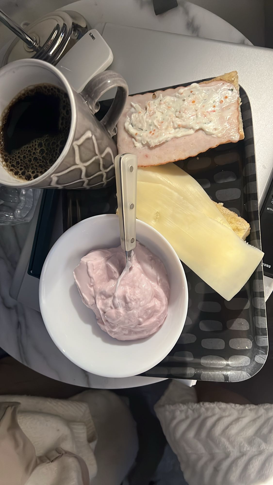Frukostbricka med yoghurt