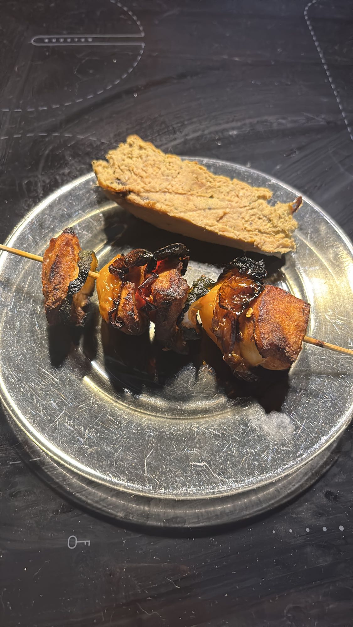 Szaszłyk drobiowy i kawałek pasztetu drobiowego