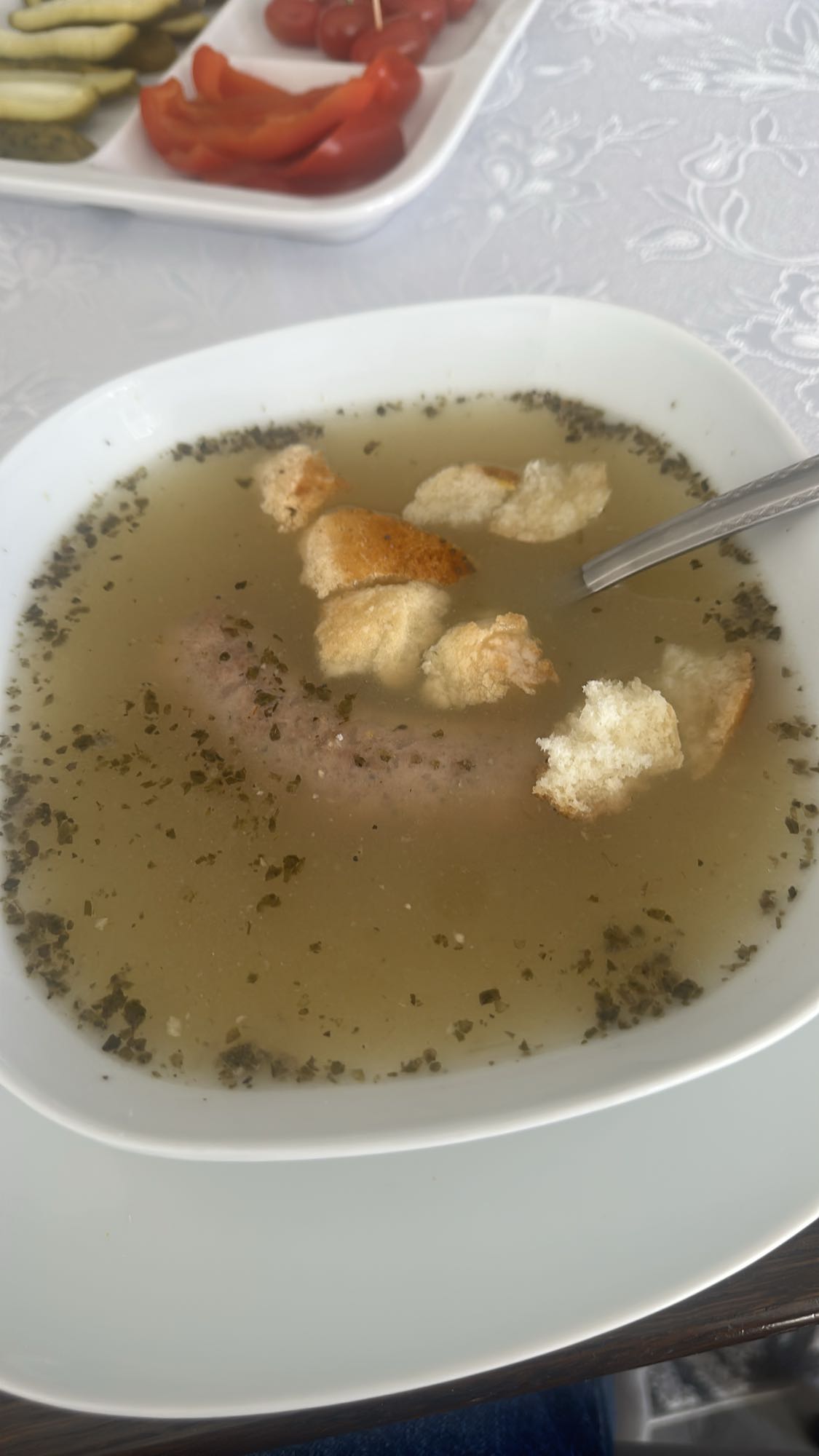 Rosół z kiełbasą i grzankami