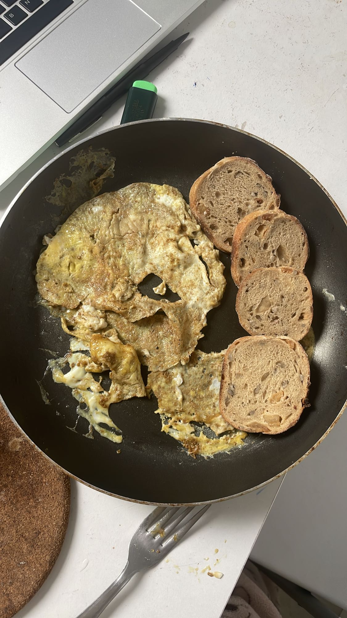 Oeufs et pain grillé