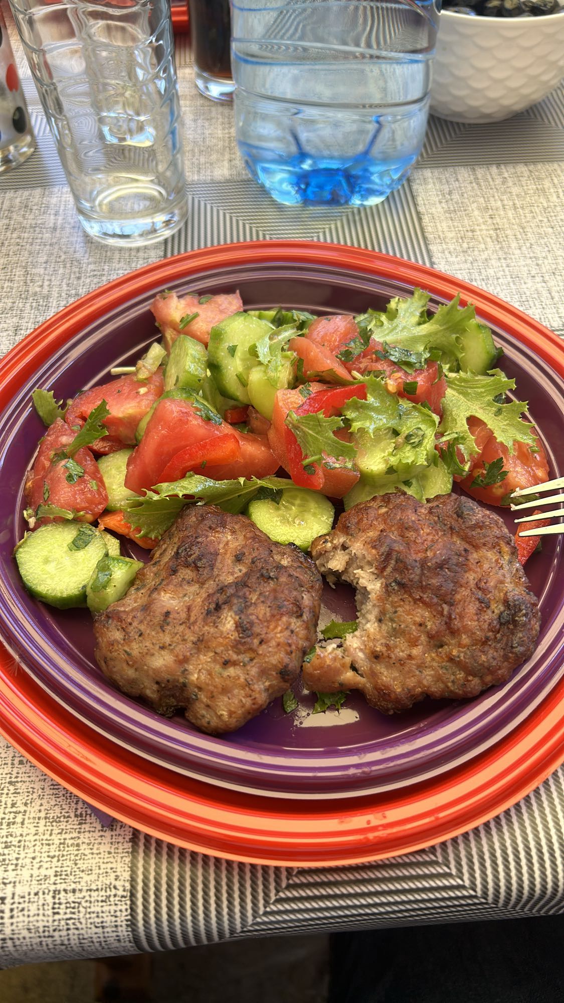 Grilled patties with salad