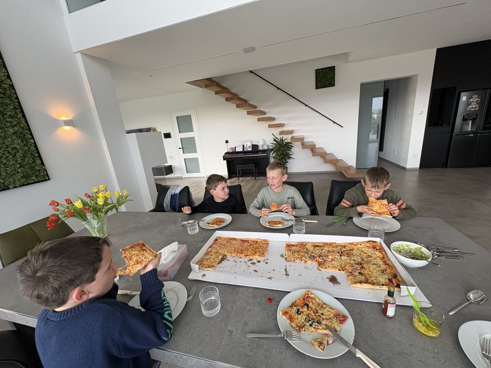 Pizza y ensalada