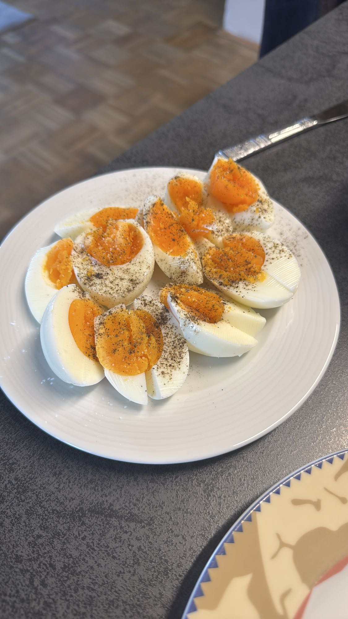 Huevos cocidos con pimienta