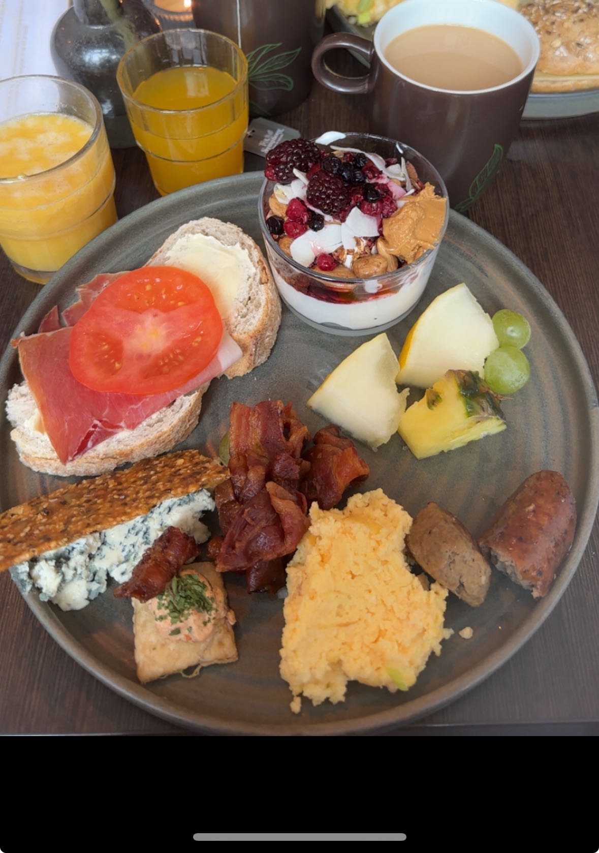 Blandad frukosttallrik