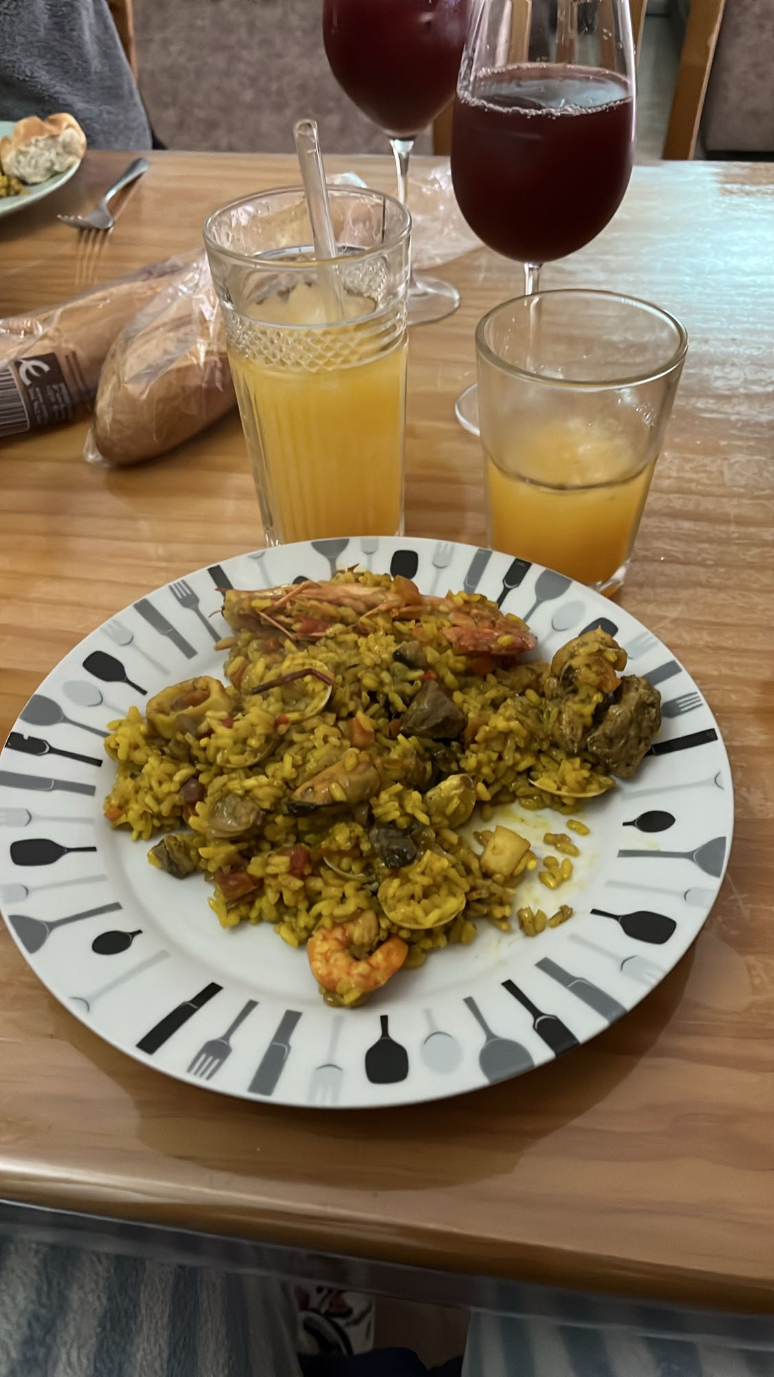 Paella mixta con jugos