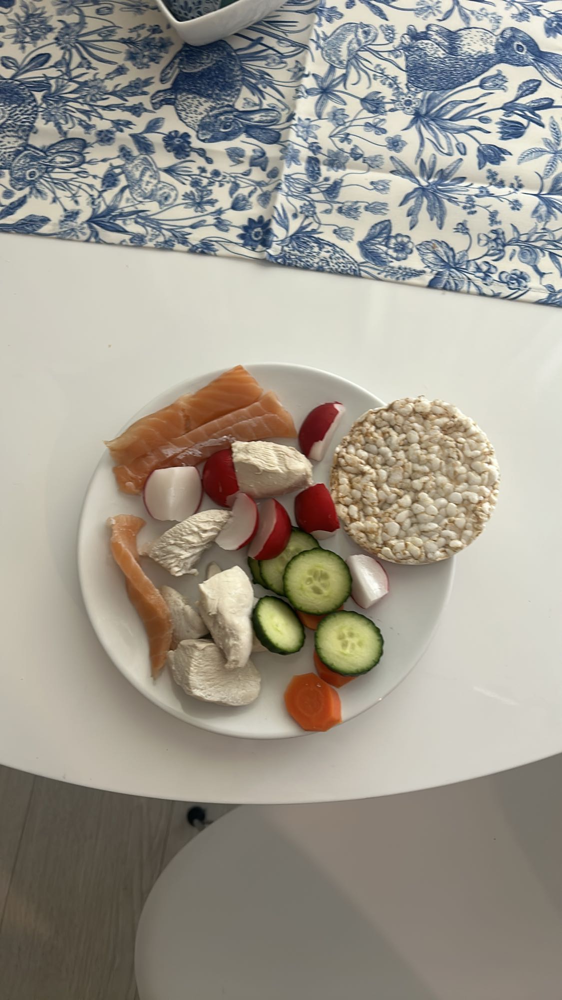 Курица с овощами и лососем