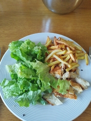 Poulet frites salade