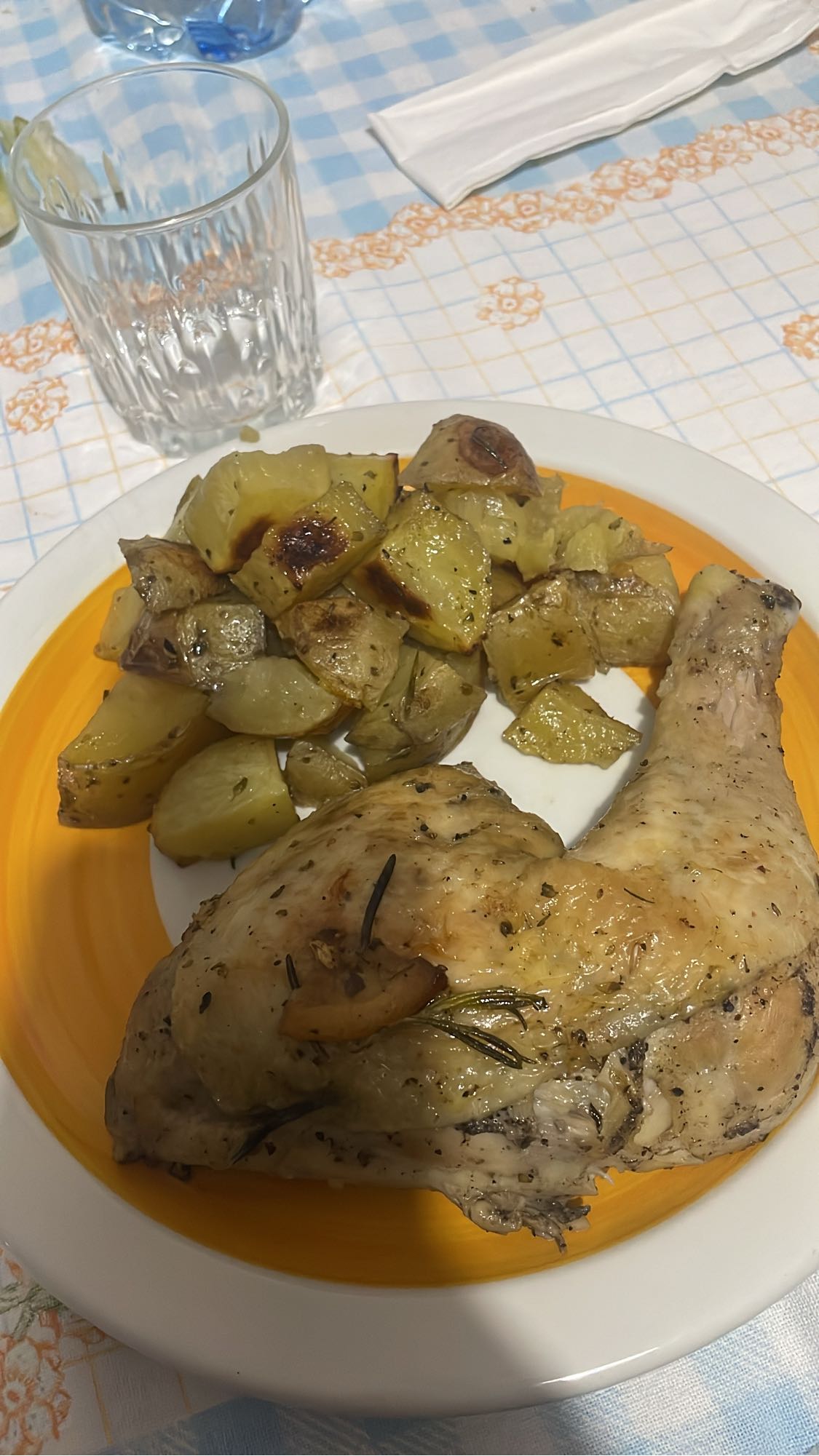 Pollo con patate al forno