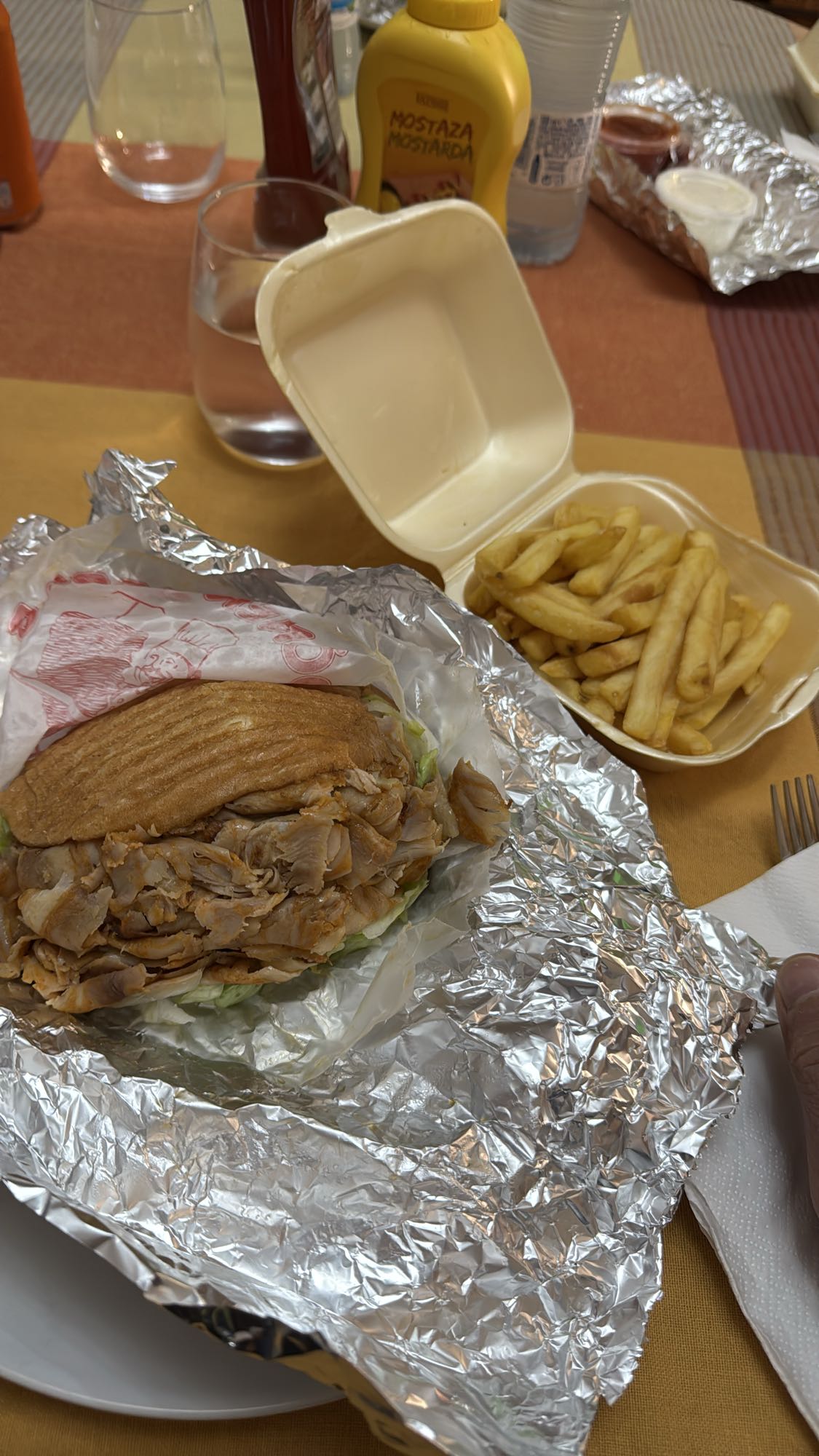 Kebab con papas fritas