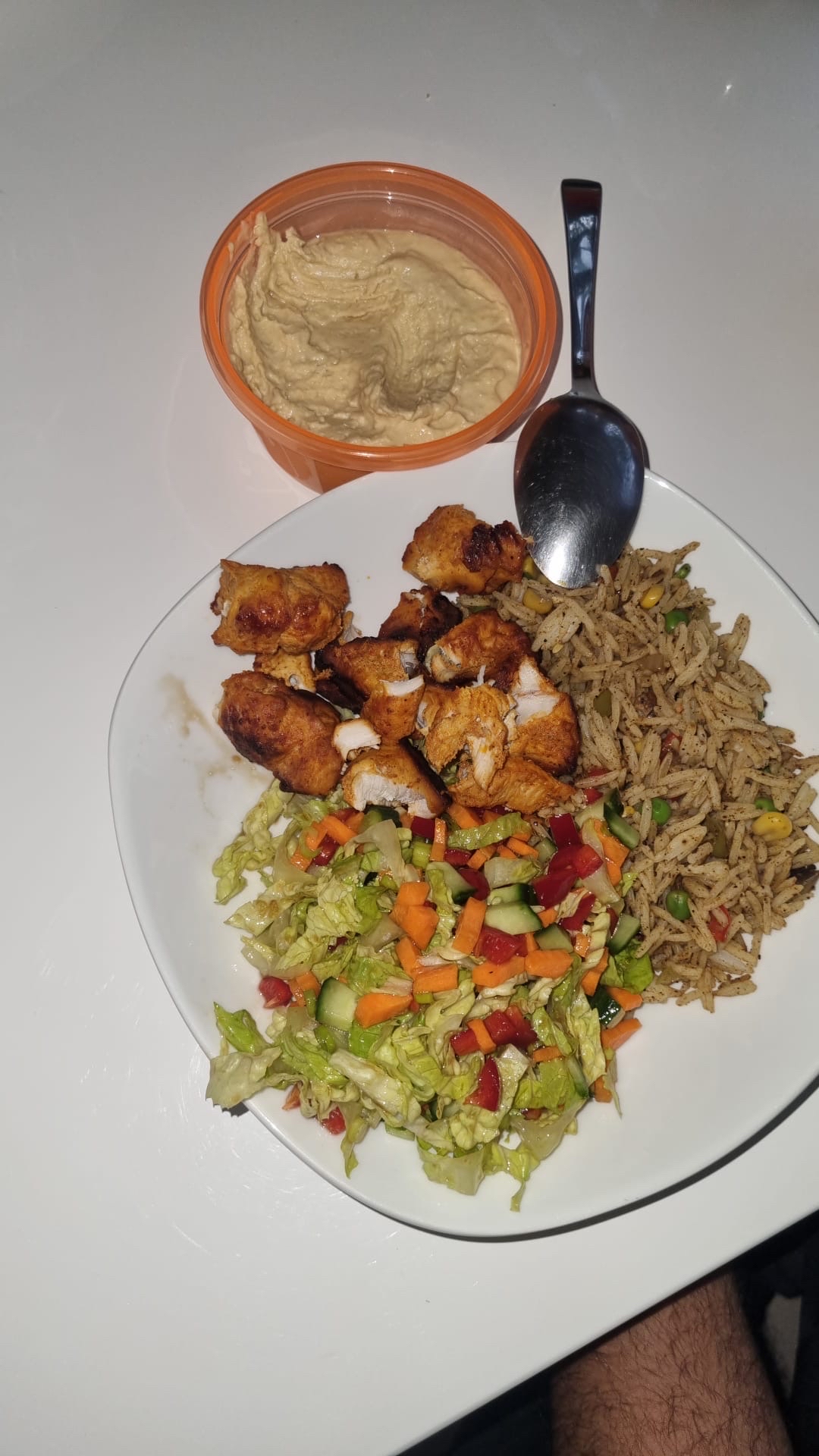 Hähnchen-Reis-Salat-Teller